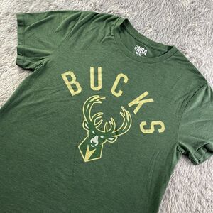 Milwaukee Bucks Shirt Mens Medium Green Cream NBA Basketball Short Sleeve Tee